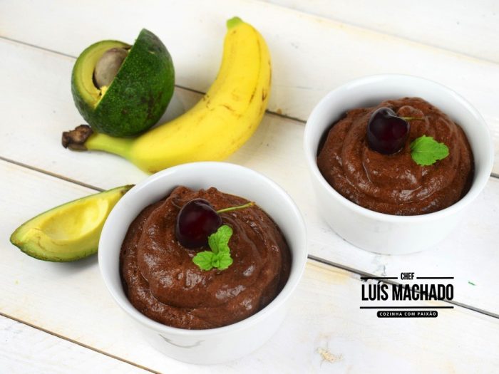 Mousse de cacau pronta em menos de 10 minutos.