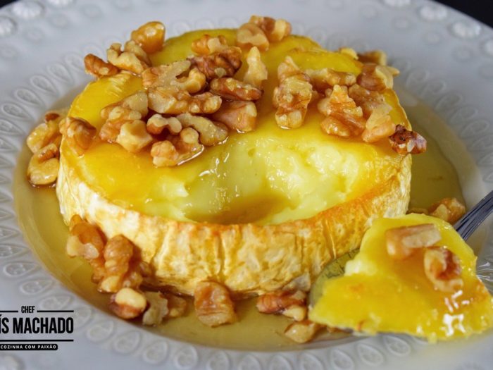 Queijo Camembert Gratinado com Mel e Nozes