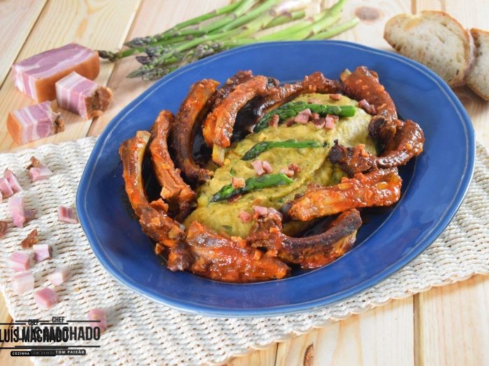 Entrecosto com migas de Espargos verdes