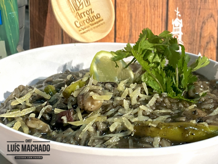 Arroz carolino negro de choco e espargos