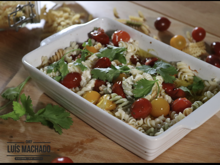 Pasta fusilli com queijo feta e tomate cereja
